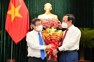 Bí thư Thành ủy TPHCM Nguyễn Văn Nên tặng hoa cho đồng chí Nguyễn Thành Phong tại kỳ họp thứ hai HĐND TPHCM khóa X, ngày 24-8. Ảnh: VIỆT DŨNG