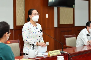 Chủ tịch HĐNDTPHCM Nguyễn Thị Lệ phát biểu trong buổi tặng thuốc an sinh cho quận 6. Ảnh: VIỆT DŨNG