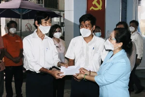 Chủ tịch HĐND TPHCM Nguyễn Thị Lệ thăm hỏi, động viên cán bộ cơ sở tại quận 3 