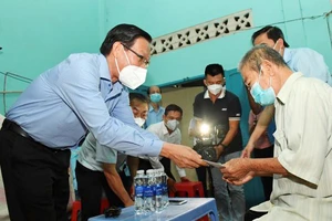 Chủ tịch UBND TPHCM Phan Văn Mãi thăm, chúc thọ người cao tuổi tại quận 8
