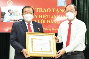 Giám đốc Sở LĐTB-XH TPHCM Lê Minh Tấn nhận Huy hiệu 40 năm tuổi Đảng