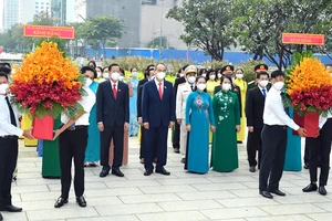 Đoàn đại biểu Quốc hội TPHCM dâng hoa Chủ tịch Hồ Chí Minh. Ảnh: VIỆT DŨNG