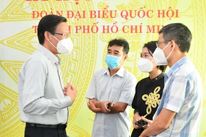 Chủ tịch UBND TPHCM Phan Văn Mãi trao đổi với báo chí bên lề kỳ họp. Ảnh: VIỆT DŨNG