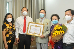 Phó Bí thư Thành ủy TPHCM Nguyễn Hồ Hải trao Huy hiệu Đảng tại nhà cho các đảng viên cao tuổi Đảng