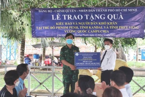 TPHCM trao 1,5 tỷ đồng hỗ trợ kiều bào và người dân Campuchia bị ảnh hưởng bởi dịch Covid-19