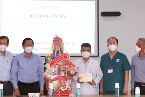 Chủ tịch UBND TPHCM Phan Văn Mãi: Thành phố tri ân sự đóng góp của y bác sĩ, tình nguyện viên