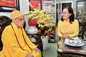 Lãnh đạo Trung ương, TPHCM thăm, chúc mừng dịp Đại lễ Phật đản Phật lịch 2566