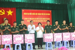 Đoàn đại biểu Quốc hội TPHCM thăm, tặng quà các đơn vị lực lượng vũ trang tại Côn Đảo