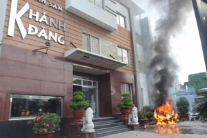 Chiếc xe ô tô bốc cháy dữ dội trước khách sạn Khánh Đăng