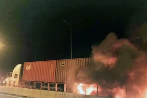Xe khách ủi xe container trên cao tốc Long Thành, 2 người chết