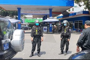 Lực lượng công an phong toả, khám xét cửa hàng xăng dầu số 1 (đường Nguyễn Kiệm, phường 3, quận Gò Vấp, TPHCM)