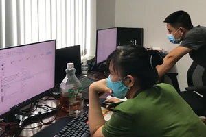 Lực lượng công an đang kiểm tra trụ sở làm việc của Công ty TNHH Việt Khánh