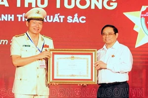 Đại tá Vũ Hồng Văn, Giám đốc Công an tỉnh Đồng Nai nhận Bằng khen của Thủ tướng Chính phủ. Nguồn: Báo Đồng Nai/ CACC