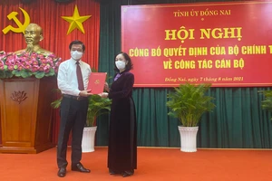 Đồng chí Trương Thị Mai trao quyết định cho đồng chí Nguyễn Hồng Lĩnh