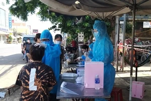 Cơ quan y tế lấy mẫu xét nghiệm cho người dân ở huyện Thống Nhất