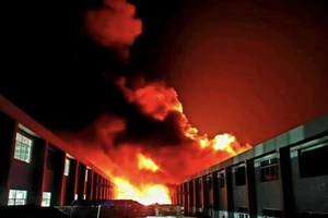Điều tra nguyên nhân vụ cháy thiêu rụi gần 6.000 m2 nhà xưởng tại khu công nghiệp Suối Tre 