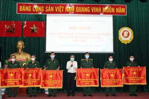 Trưởng Ban Dân vận Thành ủy TPHCM Nguyễn Hữu Hiệp trao Cờ thi đua cho các tập thể