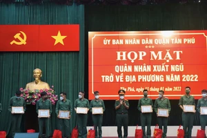 Lần này 30 quân nhân xuất ngũ nhận tặng thưởng của chính quyền địa phương.