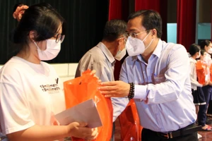 Trưởng Ban Văn hóa - Xã hội HĐND TPHCM Cao Thanh Bình trao quà cho trẻ em mồ côi