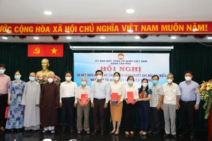 Lãnh đạo Ủy ban MTTQ Việt Nam quận Tân Phú tặng quà, chụp ảnh với các đại biểu tham dự hội nghị