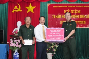 Bộ Tư lệnh TPHCM thăm, tặng quà Trung tâm Điều dưỡng thương binh và người có công Long Đất