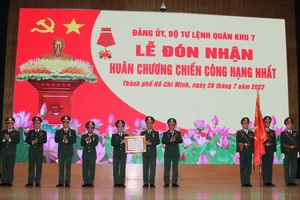Thượng tướng Võ Minh Lương trao Huân chương Chiến công hạng Nhất cho Lực lượng vũ trang Quân khu 7