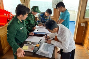 Lực lượng Bộ đội Biên phòng kiểm tra tàu chở dầu trái phép.