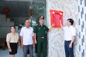 Thiếu tướng Nguyễn Trường Thắng cùng lãnh đạo chính quyền địa phương khai trương căn nhà mới, bàn giao cho người dân