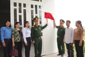 Lãnh đạo Bộ Tư lệnh Quân khu 7 và Bộ Chủ huy Quân sự tỉnh Long An khánh thành nhà mới.