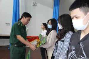 Thiều tướng Lê Thái Ngọc trao học bổng cho sinh viên. 