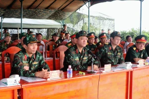 Thủ trưởng Bộ Tư lệnh Quân khu 7 cùng Bộ Tư lệnh TPHCM tgheo dõi cuộc diễn tập.