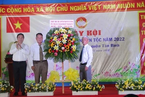 Phó Chủ tịch UBND TPHCM Dương Anh Đức tặng hoa chức mừng nhân dân khu phố 7