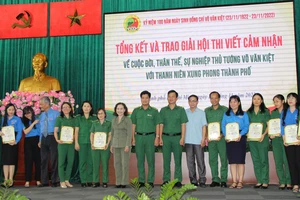 Chỉ huy Lực lượng Thanh niên xung phong TPHCM cùng các tác giả đoạt giải. Ảnh: TRẦN YÊN