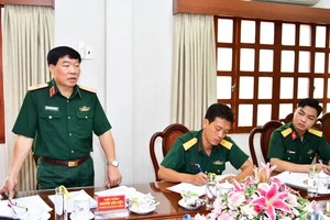 Thiếu tướng Nguyễn Văn Hiệu (người đứng) phát biểu chỉ đạo hội nghị.