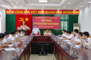 Thiếu tướng Ngô Bình Minh (đứng) và Chuẩn Đô đốc Nguyễn Đình Hùng (ngồi) chủ trì lễ ký kết.