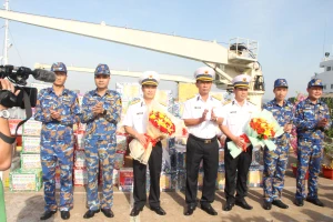 Đại tá Đặng Mạnh Hùng trao tặng hoa, động viên đoàn trước giờ lên đường