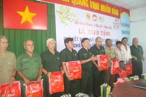 Trung tướng Hoàng Văn Nghĩa (đứng giữa) trao quà cho các hội viên
