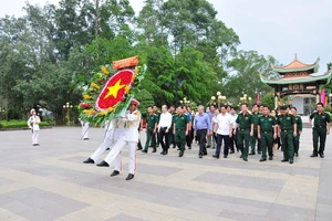 Các đại biểu tham gia chương trình viếng Đền Bến Dược huyện Củ Chi, TPHCM.