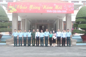 Phó Chủ tịch UBND TPHCM Võ Văn Hoan thăm, chúc tết các đơn vị quân đội và cán bộ lão thành