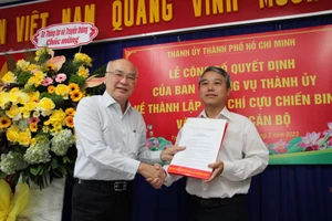 Đồng chí Phan Nguyễn Như Khuê trao quyết định bổ nhiệm Phó Tổng biên tập Phụ trách cho đồng chí Phan Gia Hoài.