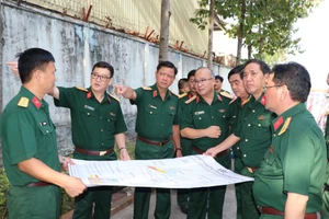 Trung tướng Nguyễn Trường Thắng cùng chỉ huy Bộ Tư lệnh Quân khu 7 kiểm tra vị trí trên bản đồ