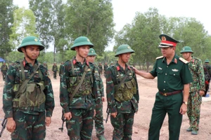 Trung tướng Nguyễn Trường Thắng ân cần thăm hỏi, động viên chiến sĩ mới.