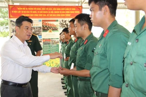 Phó Chủ tịch HĐND TPHCM Nguyễn Văn Dũng trao quà cho chiến sĩ mới tại Tiểu đoàn 2, Trung đoàn Gia Định. Ảnh: TRẦN YÊN