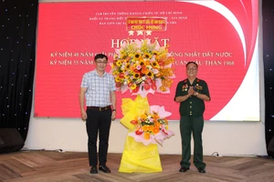 Đại diện Ủy ban Mặt trận Tổ quốc Việt Nam TPHCM tặng hoa chúc mừng Ban liên lạc tại buổi gặp mặt 