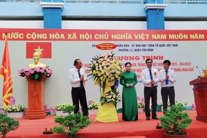 Đồng chí Trương Hòa Bình tặng hoa chúc mừng cán bộ, nhân dân phường 11