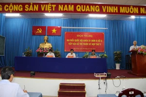 Quang cảnh buổi Đại biểu Quốc hội tiếp xúc cử tri quận Tân Bình. 