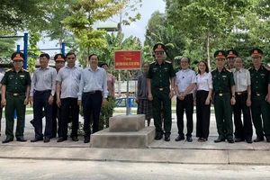 Trung tướng Nguyễn Văn Nam và đồng chí Sử Ngọc Anh tại lễ tặng công trình văn hóa, thể dục thể thao