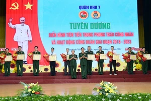 Trung tướng Nguyễn Trường Thắng và Trung tướng Trần Hoài Trung tuyên dương các điển hình tiên tiến