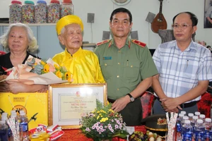 Thiếu tướng Lê Hồng Nam thăm, tặng quà cụ ông Phạm Văn Lợi.