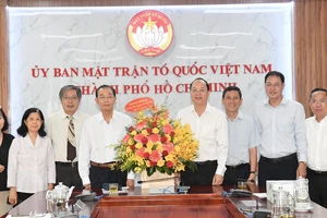 Đồng chí Nguyễn Hồ Hải thăm, tặng quà và chúc mừng Ban Đại diện Hội Người cao tuổi TPHCM - Ảnh: VIỆT DŨNG